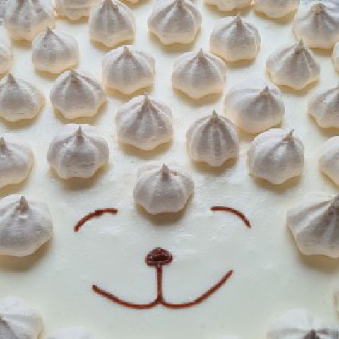 Sinaasappel/meringue kwarktaart in de vorm van een schaap