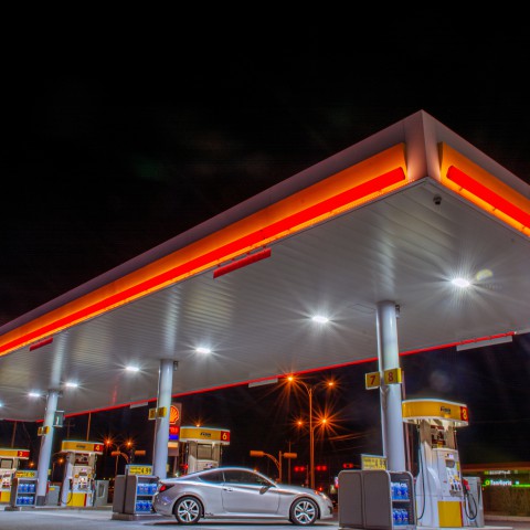 Benzine prijs in Nederlands stijgt boven de 2,10 euro