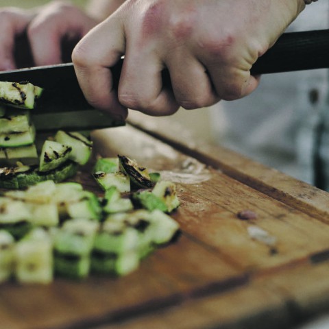 Plaattaart met courgette, hummus en kaas