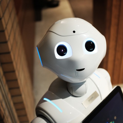 Café in Japan heeft robots die worden bestuurd door invaliden