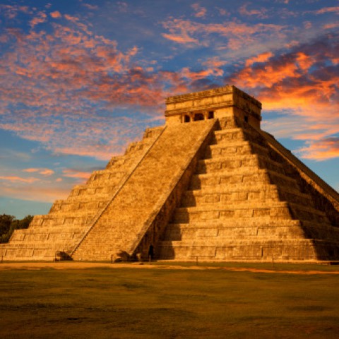 El Castillo, met een imponerende troon