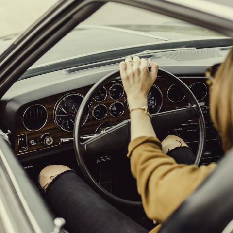 Moet ik leren rijden in een handgeschakelde of een automatische auto?