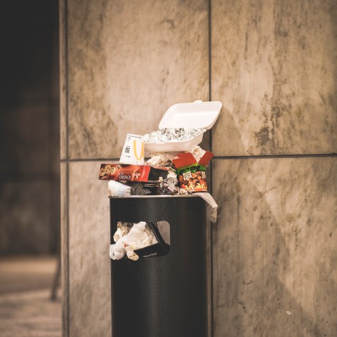 Almeerse afvalvrijwilligers model op nieuwe vuilniswagens 