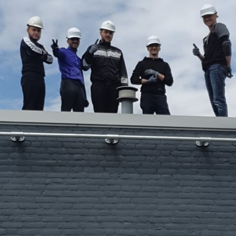Oekraïense vluchtelingen installeren zonnepanelen in Flevoland en omstreken