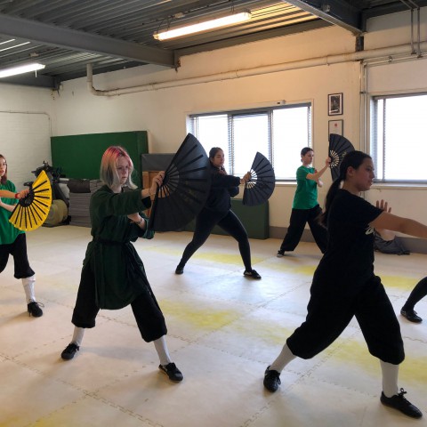 Monnik Shi Yanpo op bezoek om de Kung Fu Waaier workshop te geven