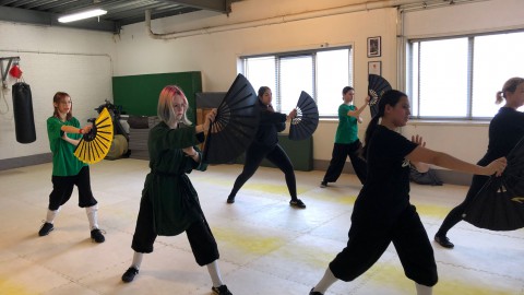 Monnik Shi Yanpo op bezoek om de Kung Fu Waaier workshop te geven