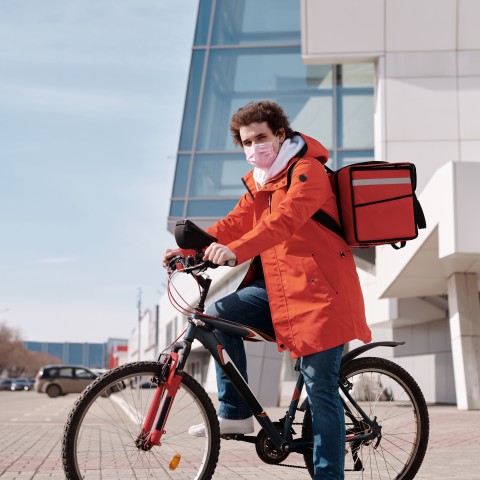  Schending werknemersrechten bij dochter Thuisbezorgd / Just Eat Takeaway onderzocht 