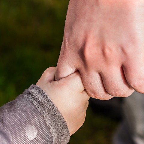 Minister Dekker herstart onderzoek naar binnenlandse adoptie