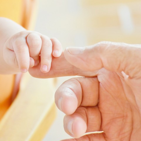 Waar kan ik mijn baby het best op bed leggen?