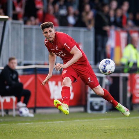 Bied mee op een match-worn shirt van jouw favo Almere City FC speler