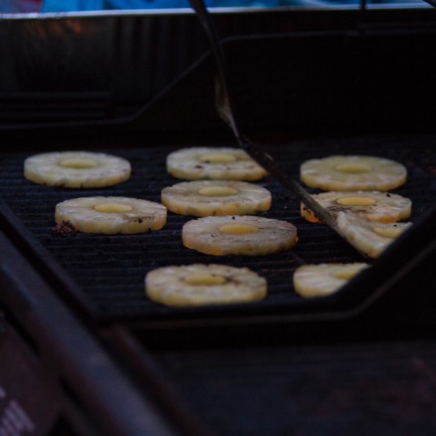 Zomerfruit op de barbecue