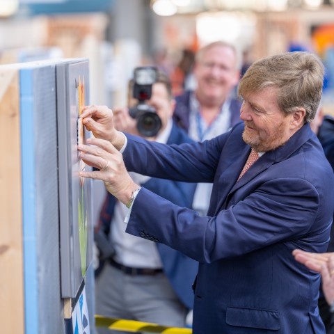 Koning moedigt regionale vakkampioenen aan