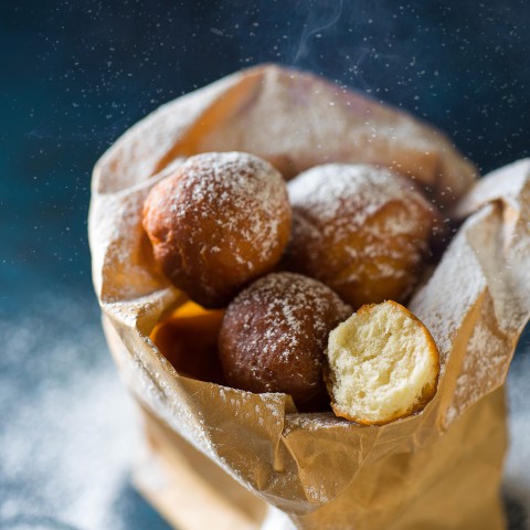 Sinds gister staat de oliebollenkraam weer in Almere Buiten