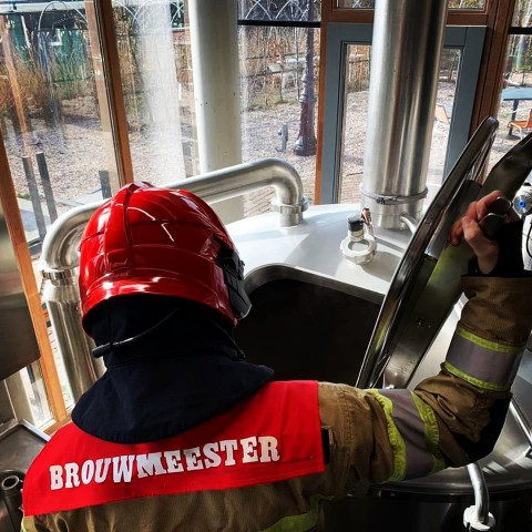 Stoere brandweermannen versus Almeerse biertjes