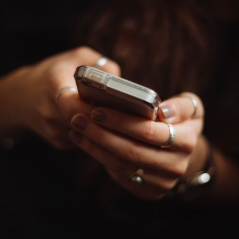 Vier op de tien Nederlanders scrolt vaak op mobiele telefoon tijdens het tv-kijken