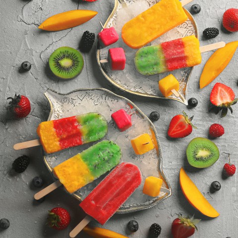 Makkelijk je eigen regenboogfruit ijsjes maken