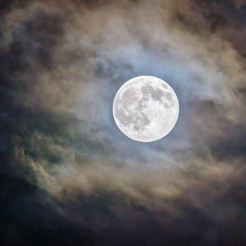 Zou de maan ooit uit een baan kunnen worden geduwd, zoals in 'Moonfall'?