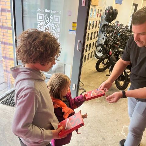 Flink bezorgt boek vol prachtige tekeningen aan Sinterklaas