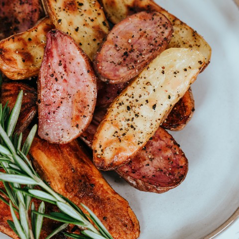 Gepofte zoete aardappel met een crème van kwark, knoflook en kruiden
