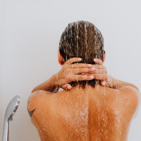 Ruim één op de drie Nederlanders plast onder de douche