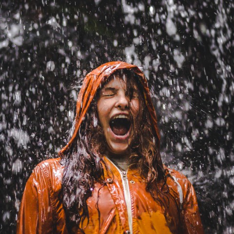 Regenbui en wateroverlast? Haal tegels uit je tuin!