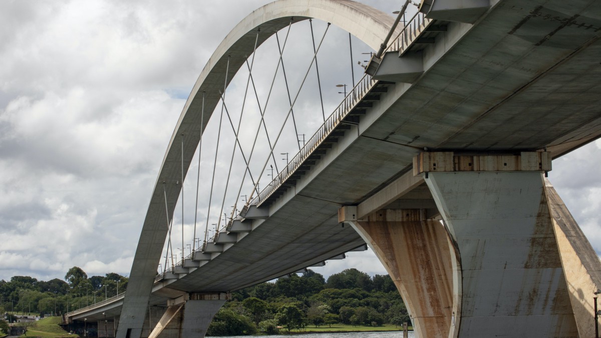 Nieuwe brug bij Roggebotsluis in Kampen steeds meer zichtbaar