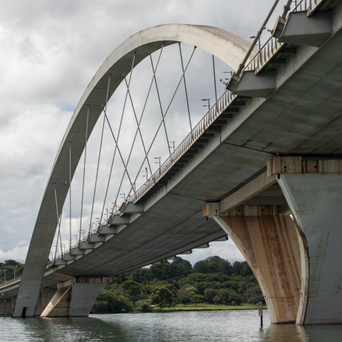 Nieuwe brug bij Roggebotsluis in Kampen steeds meer zichtbaar