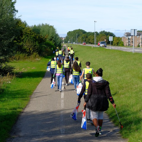EEN AFVALVRIJE BUURT TIJDENS DE WORLD CLEANUP DAY