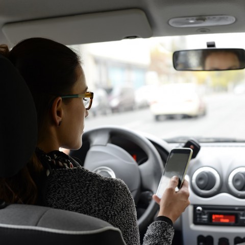 Nederlandse automobilist onderschat eigen gebruik telefoon achter het stuur 1 op 10 maakte weleens een (bijna) ongeluk mee door afleiding