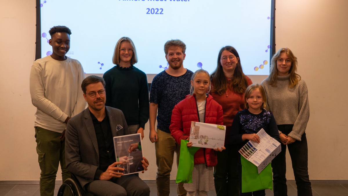 Meetresultaten 'Almere meet water 2022' overhandigd aan wethouder Luijendijk