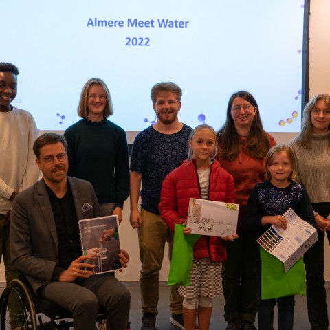 Meetresultaten 'Almere meet water 2022' overhandigd aan wethouder Luijendijk