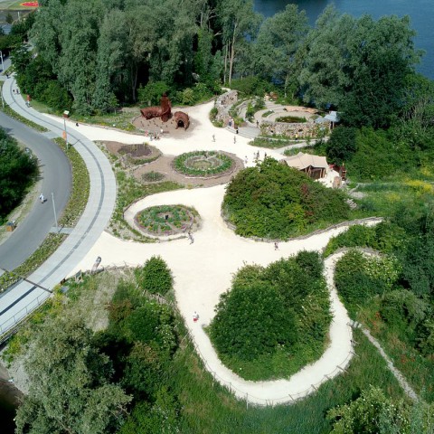 Schoolplein op Utopia Eiland geeft natuur vrij spel