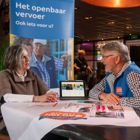 Binnenkort voor controle of op bezoek naar het ziekenhuis? OV-ambassadeurs leggen graag uit hoe je kunt reizen!