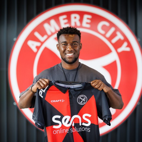 City strikt talentvolle vleugelverdediger Hamdi Akujobi