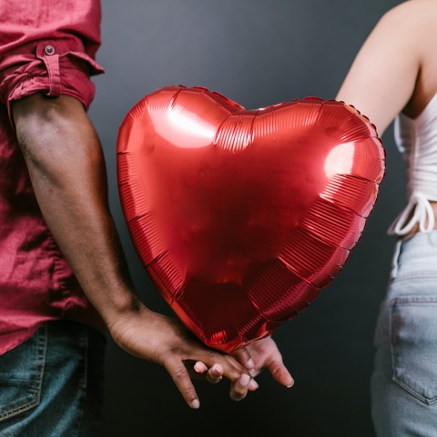 Nederlanders zoeken op laatste moment volop naar Valentijnscadeaus