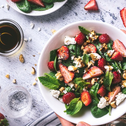 Salade van watermeloen, aardbei en fetakaas