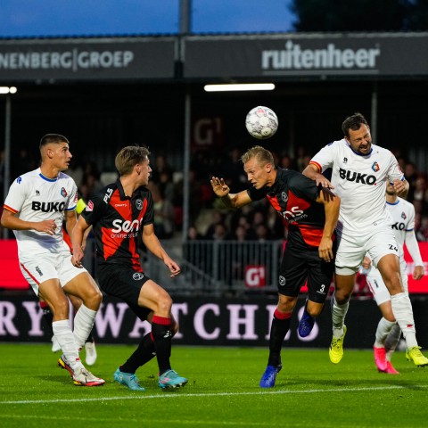 Almere City FC in mineur na uithaal in extremis