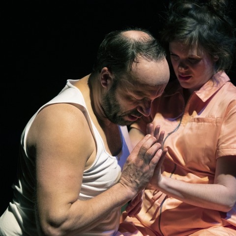 Isotopia: menselijk science-fiction theater over hoe ver je gaat wanneer de samenleving je in de steek laat