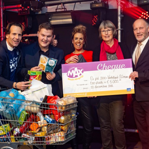 Echnaton: 8000 producten en 8000 euro voor Voedselbank Almere