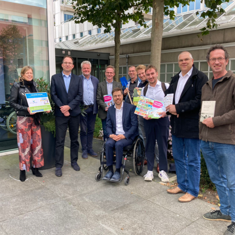 Almeerse wethouders Sprong en Luijendijk ontvangen klimaat-pakket!