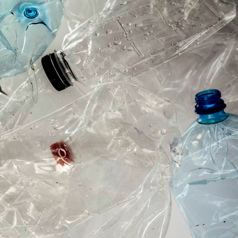 Probeer herbruikbare flessen te kopen of ze zelf te hergebruiken