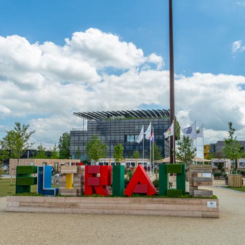 Centrale ingang Floriade en een retourticket kabelbaan voor meer bezoekersgemak
