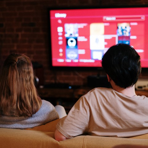 Nederlanders bezuinigen qua abonnementen het snelst op televisie