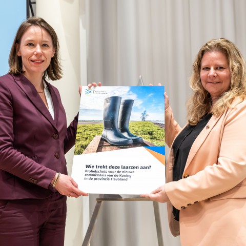 Minister Bruins Slot ontvangt Profielschets nieuwe commissaris van de Koning in Flevoland