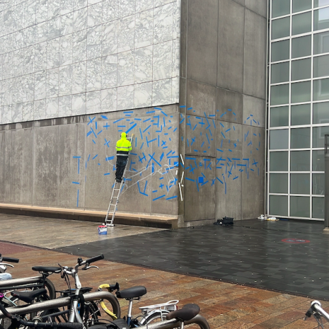 Fanakapan creëert een enorme spin op het stadhuis in Almere