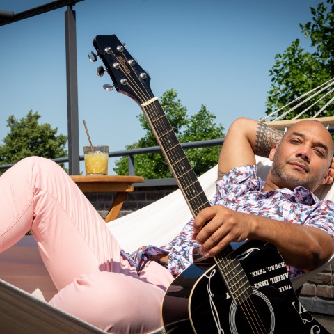 Zanger Ruben Anthony geeft gratis dakterras-concerten en gaat jonge talenten coachen