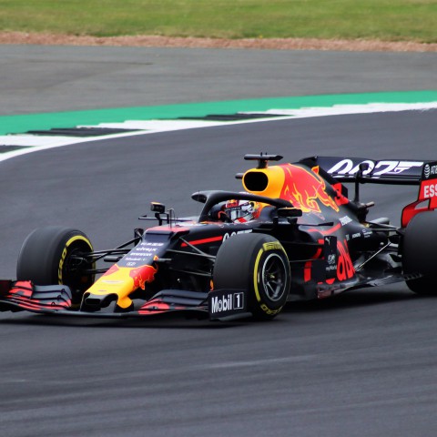 Max Verstappen racet online volop door 