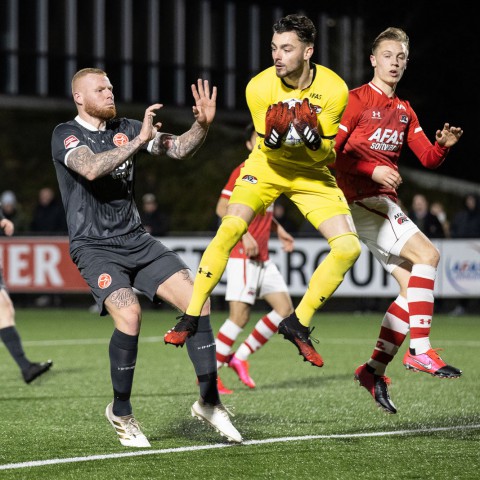 Almere City FC laat zich de kaas van het brood eten 