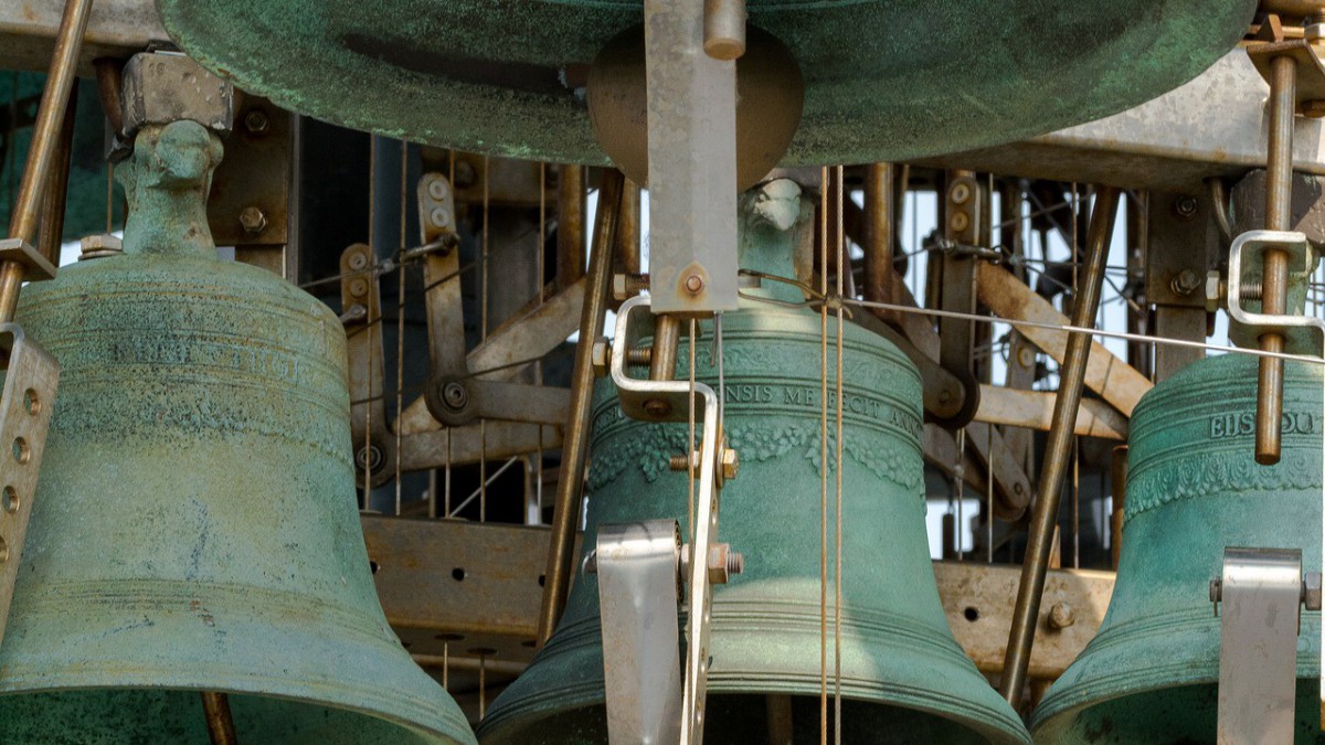 Stadsbeiaardiers spelen verzoeknummers op carillon 
