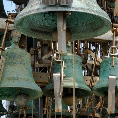 Stadsbeiaardiers spelen verzoeknummers op carillon 